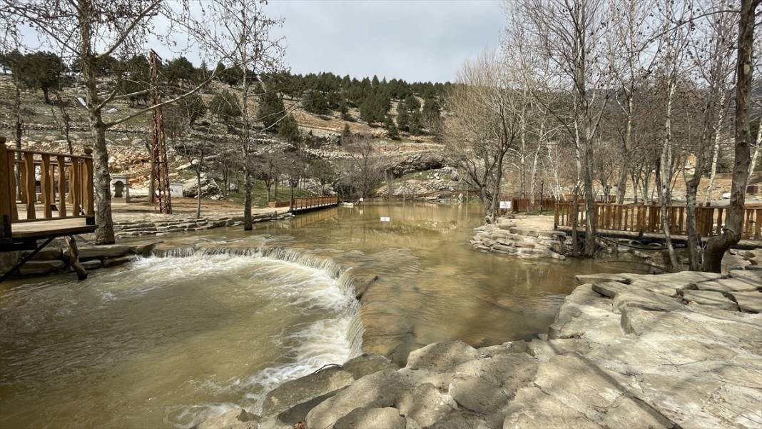 Yeşilgöz Gölü eski günlerine döndü: Depremlerde rengi değişmişti - Resim: 11